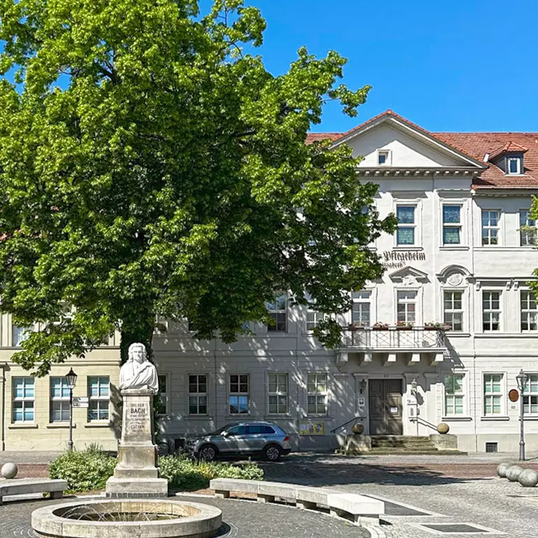 Bachplatz Köthen mit Pflegeheim im Hintergrund